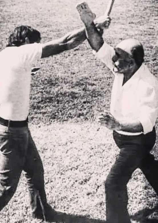 Imi Lichtenfeld, l'ideatore del Metodo Krav Maga, devia un colpo dell'aggressore